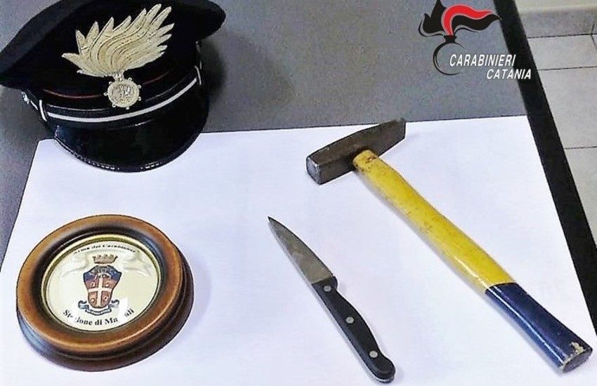 Mascali, martellate e coltellate al compagno per gelosia. Arrestata