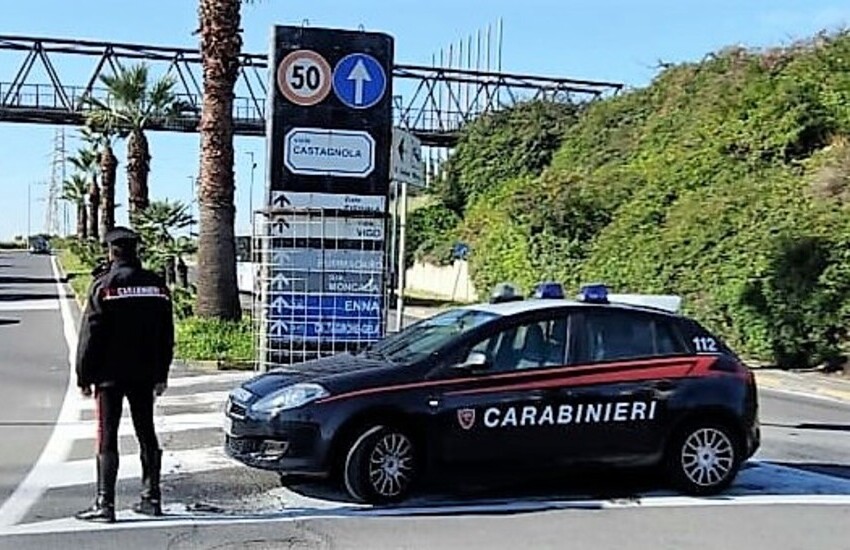 Catania, picchia la ex in presenza delle figlie distruggendole anche l’auto, arrestato