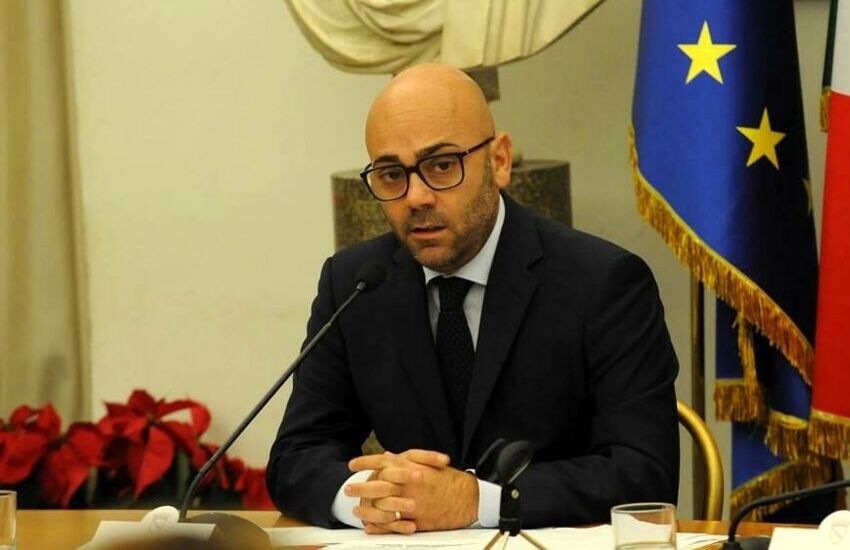 Covid, Raggi: Riaprire ristoranti di sera