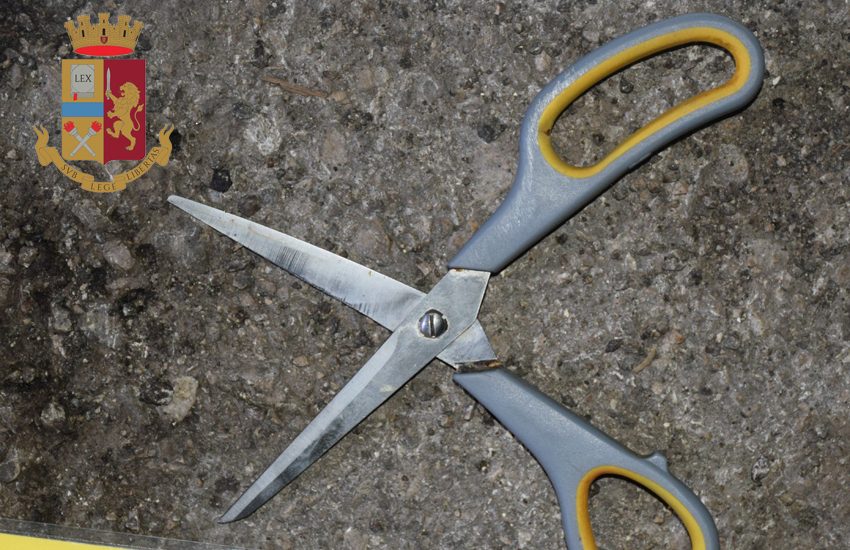 Forbici in mano, tenta la rapina in pizzeria. Il proprietario lo insegue e lo fa arrestare