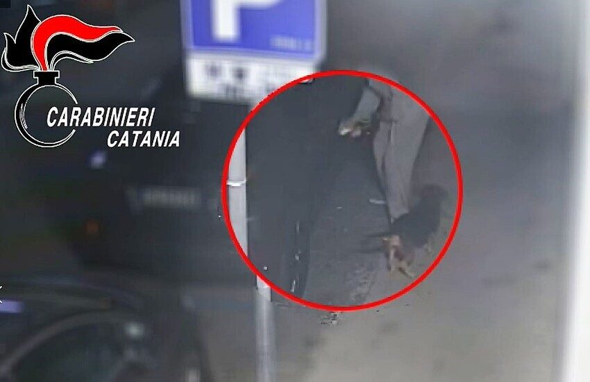 [VIDEO] Catania, per un “disturbo ossessivo compulsivo” non resiste e danneggia auto appena immatricolate
