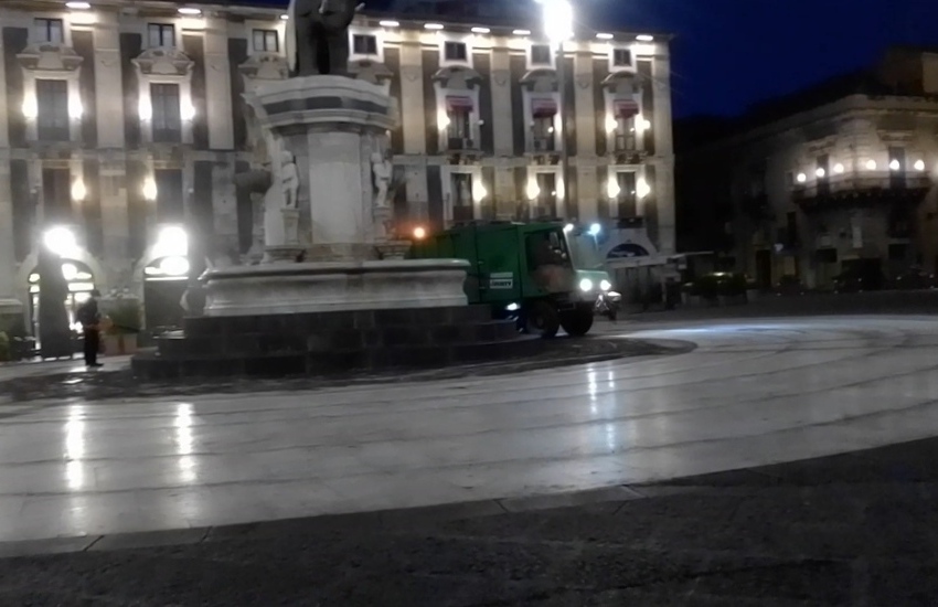 Catania, cenere Etna, da ieri sera squadre di operatori al lavoro senza sosta per la pulizia delle strade
