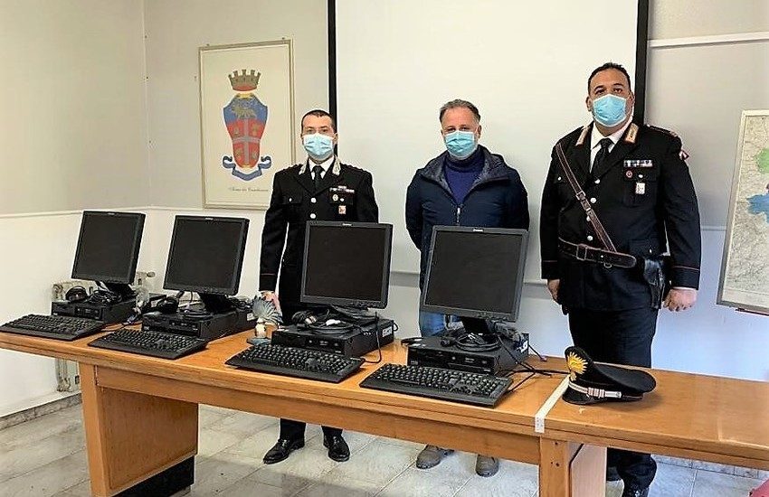 Palagonia, intera famiglia in manette per furto di energia elettrica, uno dei figli ha rubato materiale informatico nella biblioteca comunale