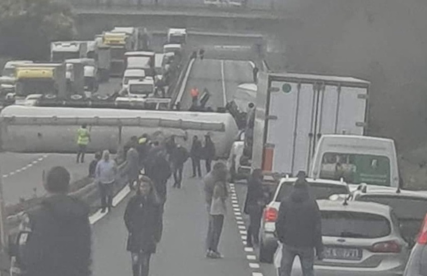 Albenga, grave incidente sull’A10: due tir ribaltati e un morto