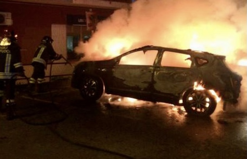 Notte di fuoco nel Salento, rogo distrugge le auto di una coppia di farmacisti