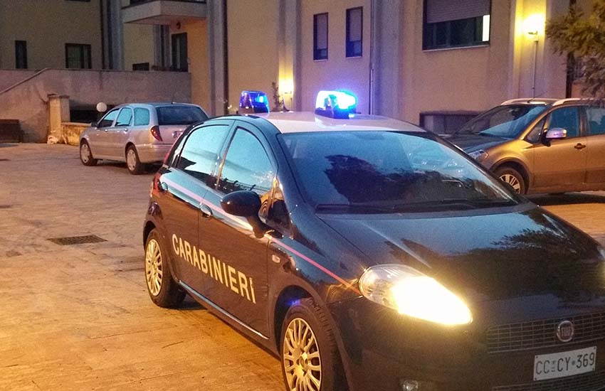 I carabinieri di Marcianise si lanciano all’inseguimento di un’auto con 3 uomini a bordo