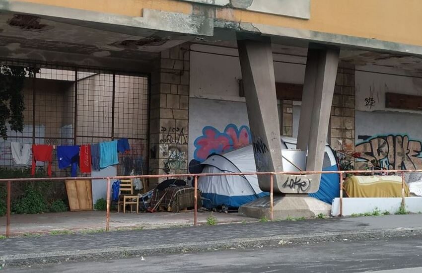 Borgo-Sanzio, senzatetto a ogni angolo: la “città deve accogliere ma qui, c’è solo degrado” – Foto gallery