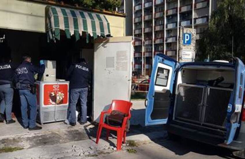 Librino, controlli a tappeto della Polizia: percepisce il RdC ma gestisce una discarica abusiva di rifiuti pericolosi
