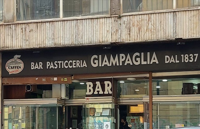 Chiude per sempre il bar Giampaglia di Portici, il commovente addio su Facebook