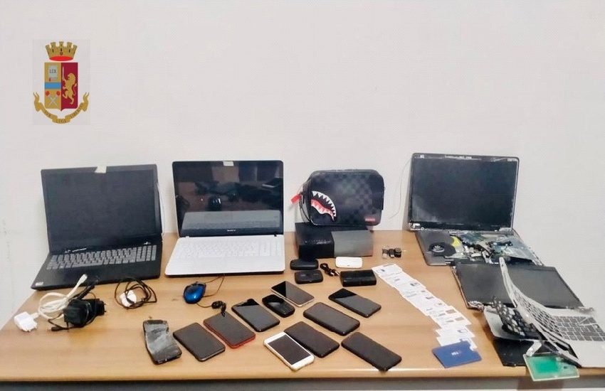 Organizzavano truffe telematiche in un garage di Barra: 3 arrestati ed un denunciato