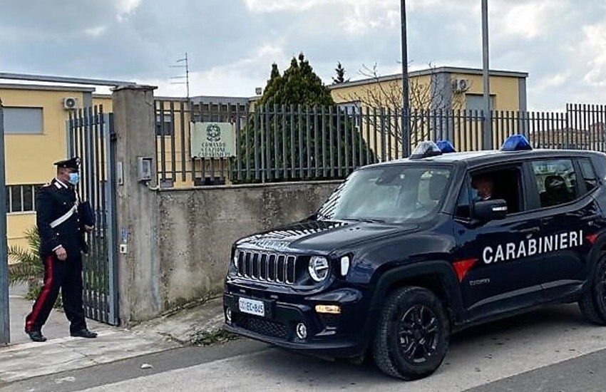 Vizzini, “vi faccio sparare in testa”, minore minaccia di morte i CC perché gli contestano il furto di energia elettrica