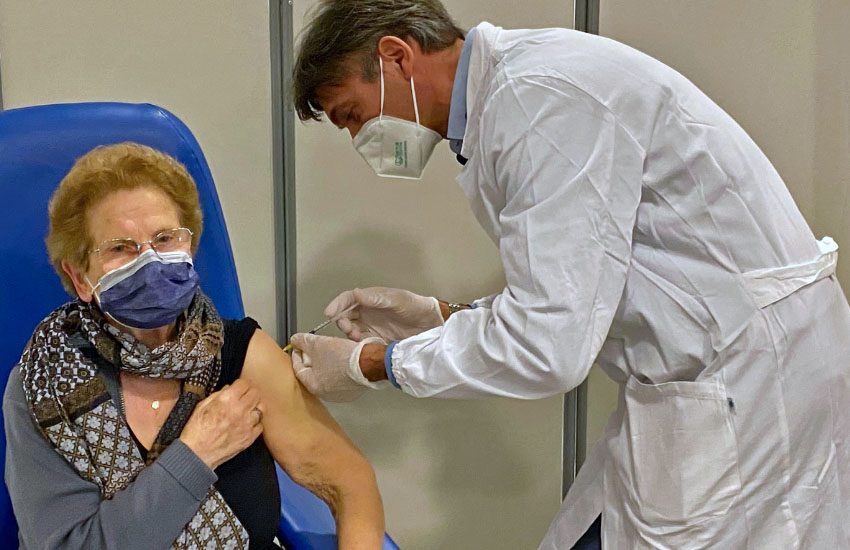 Covid, in Sicilia vaccinato il 90% degli over 80 che si sono prenotati