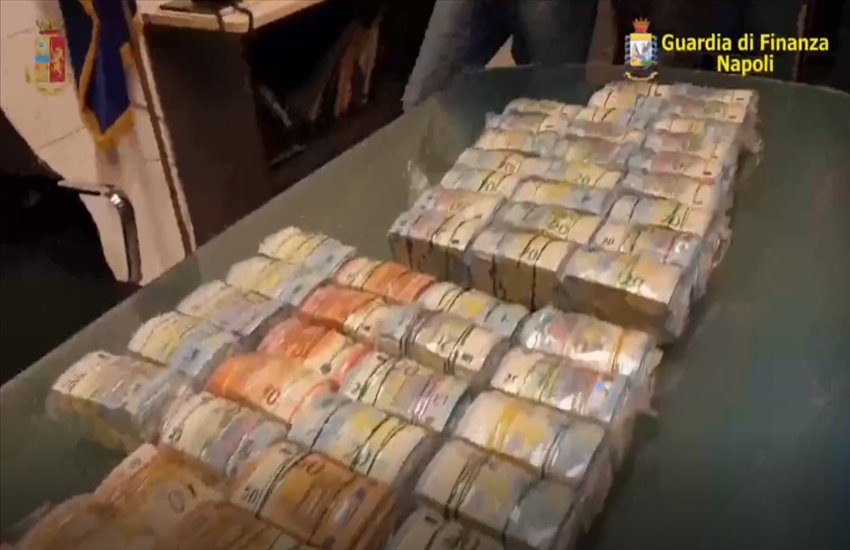 Traffico internazionale di stupefacenti tra Giugliano e Marano: droga, armi e denaro nascosti nei box auto (VIDEO)