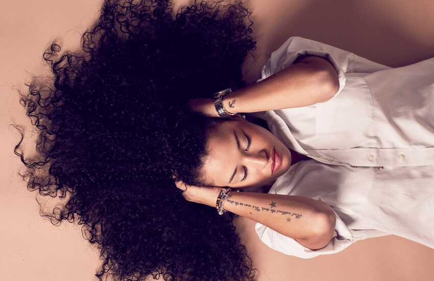 “Domani”, il videoclip del brano di Noemi Almond