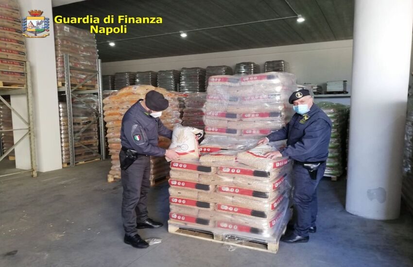 Ottaviano, sequestrati in pieno centro 13.000 sacchi di pellet custoditi vicino a materiale infiammabile
