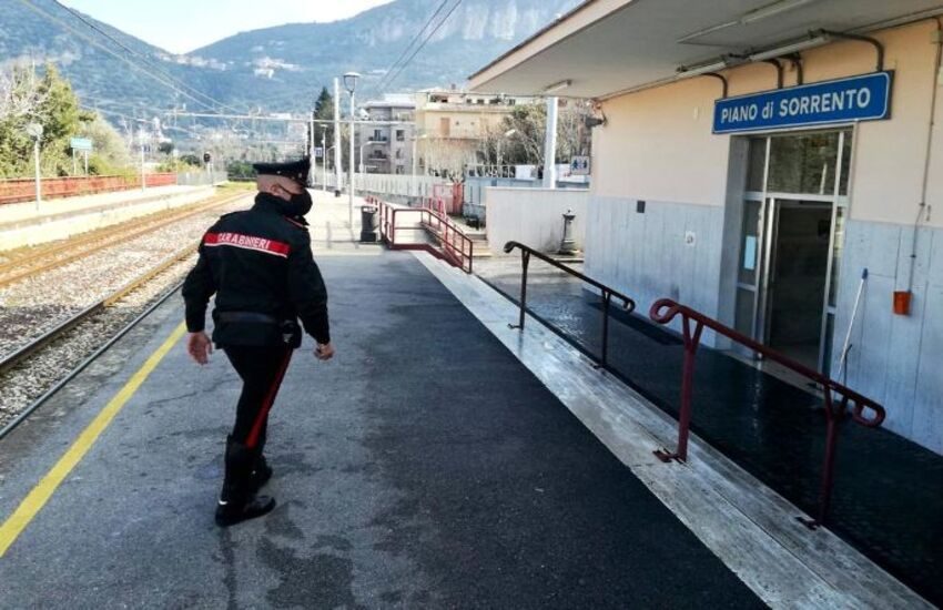 Rapina alla biglietteria EAV di Piano di Sorrento, arresto coordinato da un carabiniere dal balcone