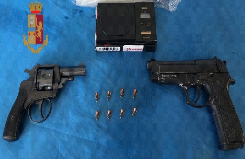 Pianura, scoperte armi e abitazioni abusive. Un arresto