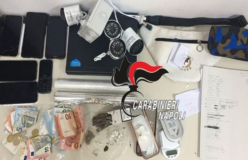 Pozzuoli, arrestata un’intera famiglia che spacciava in casa. Denunciata anche una minorenne