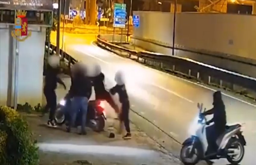 I rapinatori del rider Gianni rubarono prima un altro scooter a Casoria: il video choc