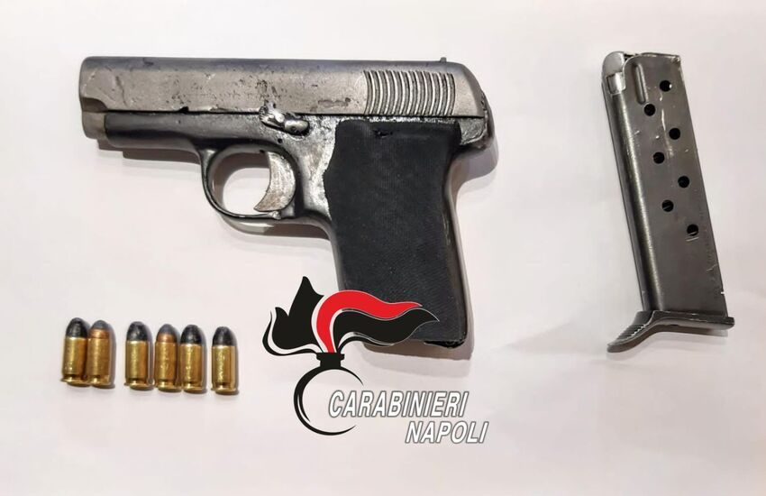 Somma Vesuviana, abbandonano una pistola in un palazzo: 2 minorenni arrestati