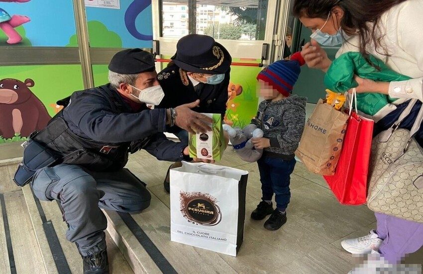 La Polizia regala uova di Pasqua ai bambini dell’A.O.R.N. Santobono-Pausilipon
