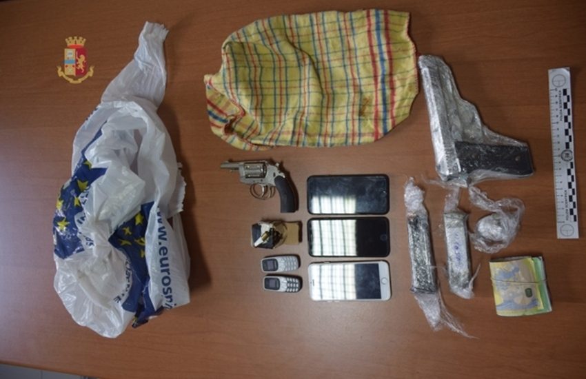 Nella casa al mare per sfuggire al mandato di arresto. Preso pregiudicato 40enne