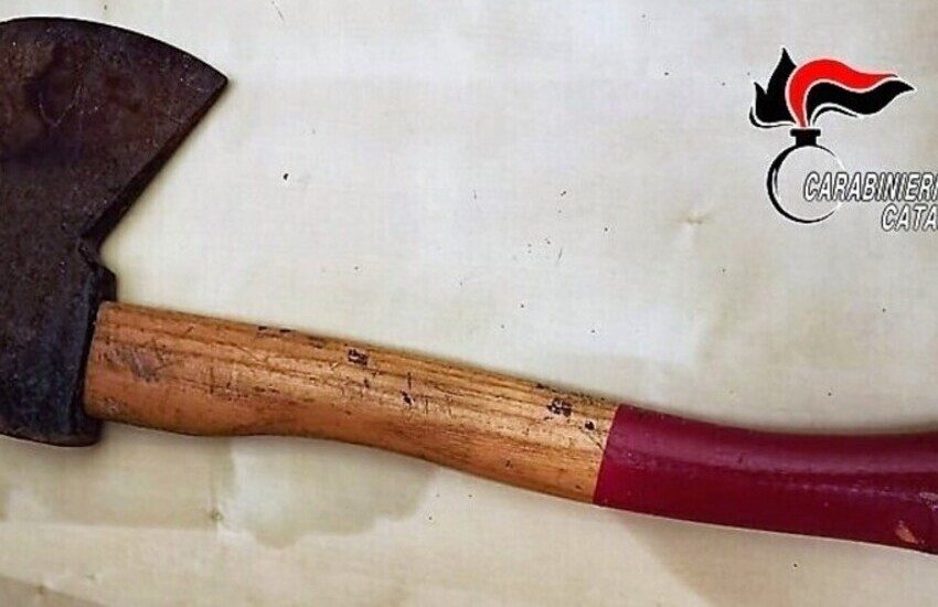Catania, “ci minacciava anche con un ascia”, arrestato dopo aver picchiato il figlio 14enne della compagna