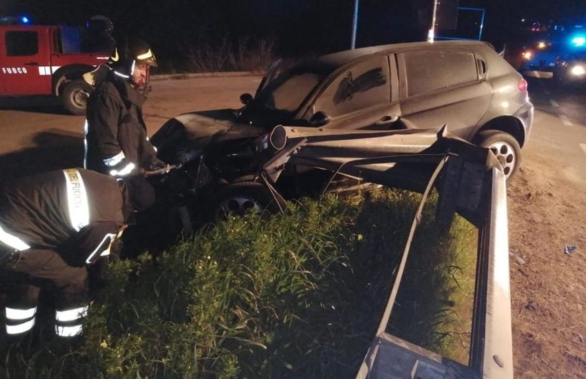 Non si ferma all’alt della Polizia e sbatte contro guard rail. 19enne positivo ad alcol e cannabinoidi