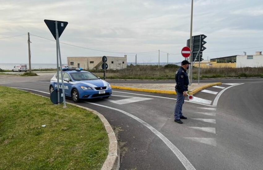 Attimi di panico nel Salento. Parcheggia il furgone e si dimentica il freno a mano, il mezzo si schianta contro un’auto in transito