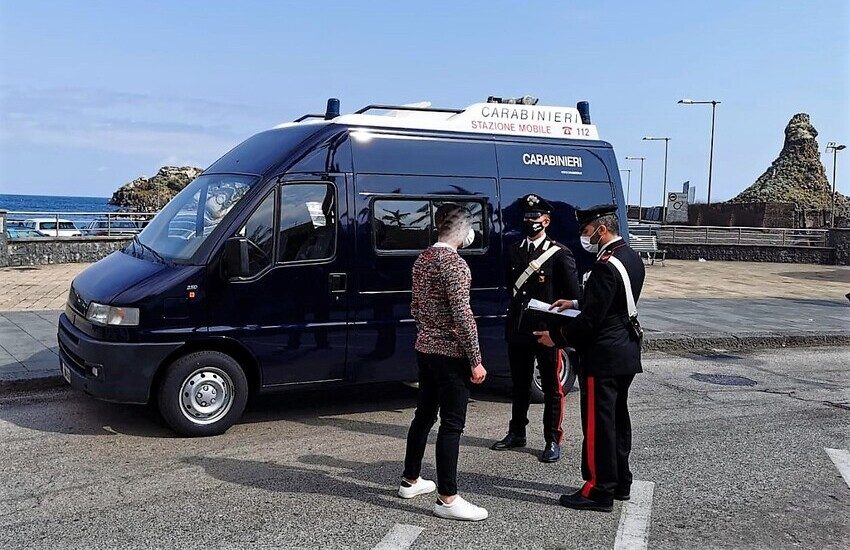Aci Castello, elevate molteplici sanzioni alle persone senza mascherina. Chiuso un centro ricreativo