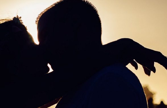 Picchiati per un bacio: identificato il responsabile