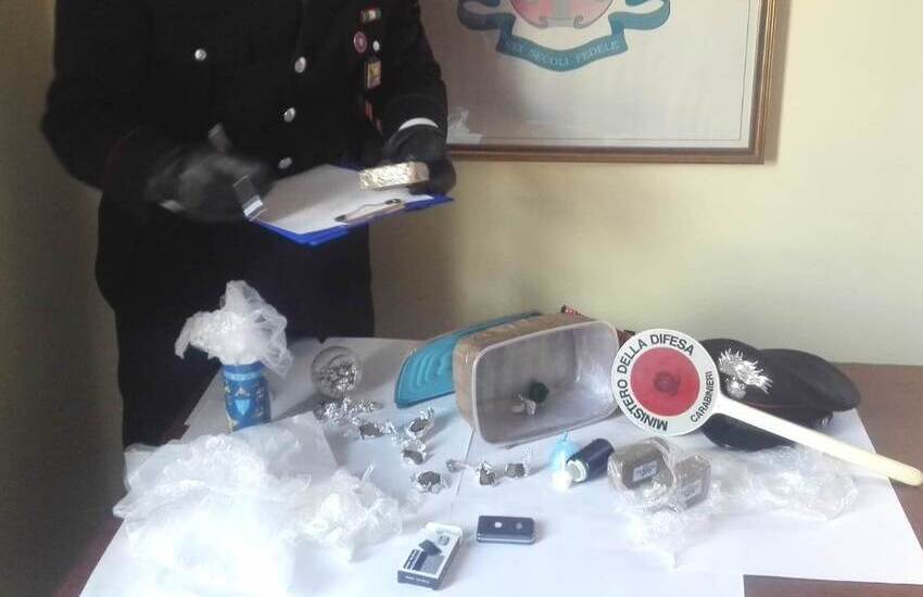 Giarre, denunciato uno spacciatore, 415 grammi di droga sequestrati