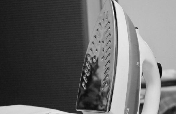 Donna aggredita in casa con un ferro da stiro incandescente