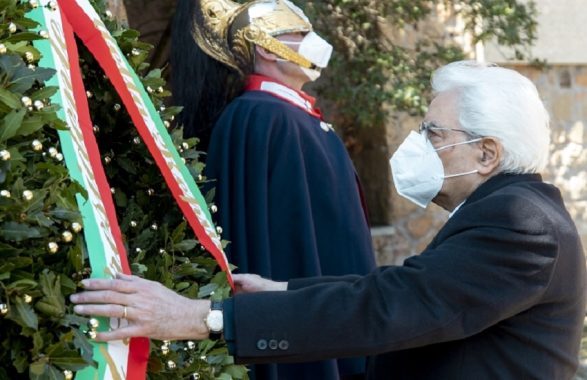 Fosse Ardeatine, anniversario dell'eccidio: Mattarella all'ingresso delle Cave