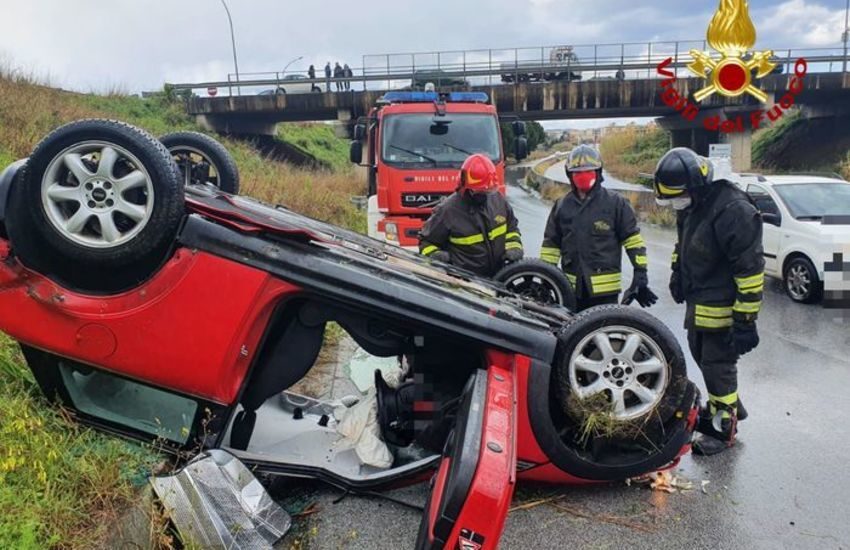 Milazzo, auto si ribalta per asfalto bagnato, conducente illeso