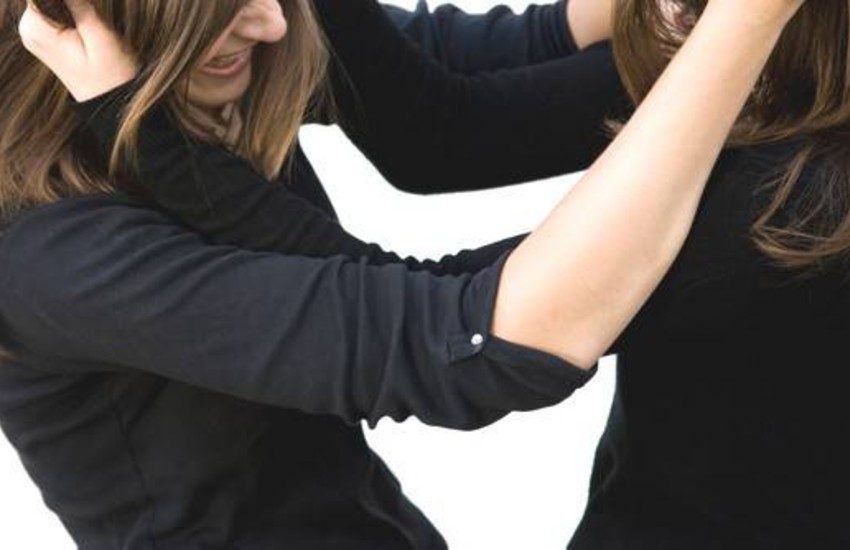 Lite tra donne a Latina; una di loro, ferita, è costretta al ricovero in ospedale