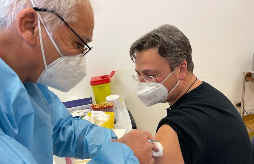 Lazio, prosegue la campagna vaccinale: da stanotte aperte le prenotazioni per i nati nel 1966 e 1967