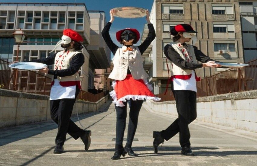 Gli attori della compagnia GoDoT di Ragusa portano “il teatro a domicilio”. Un bellissimo modo per far ripartire l’arte anche in tempi di pandemia