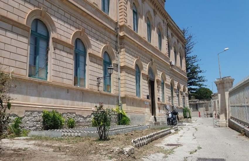 Scicli: la bufala della chiusura del centro vaccinale al centro della polemica dell’On. Orazio Ragusa: “Non si fa politica con le false notizie. Non solo non è prevista nessuna chiusura, ma stiamo lavorando per un potenziamento”