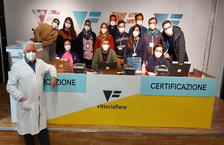 Tutti in coda per il vaccino senza prenotazione. Inizia l’Open Day anche a Vittoria: ottima organizzazione e massima disponibilità.