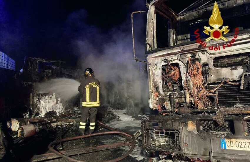 Catania, stradale Coda Volpe incendio in un’azienda agricola, intervengono i vigili del fuoco