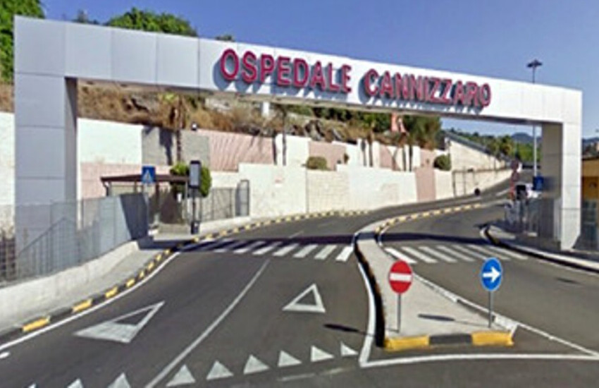 Siracusa, operaio manutenzione pali cade a terra: in condizioni gravi all’ospedale Cannizzaro di Catania