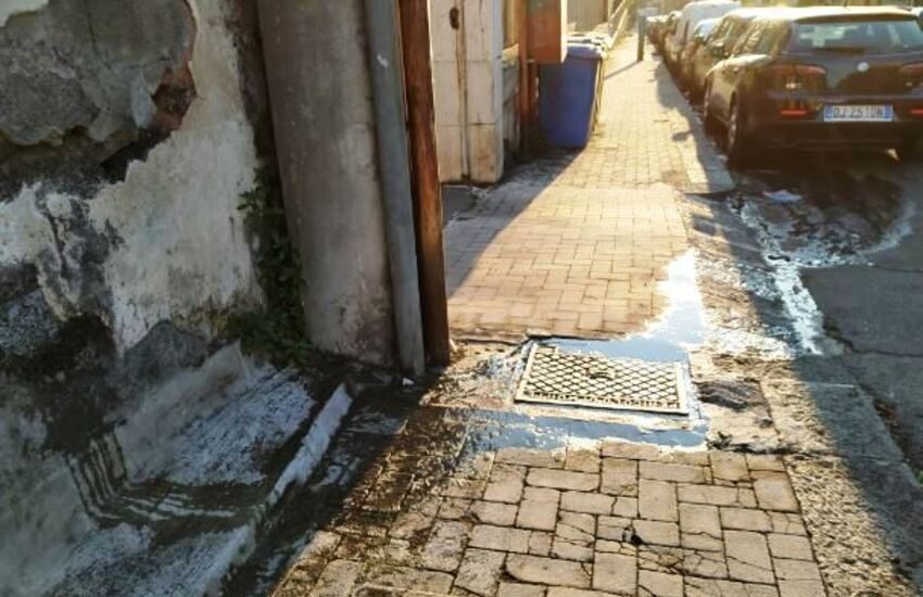 Borgo-Sanzio, liquami per strada in via Carducci: protestano i residenti – Foto gallery