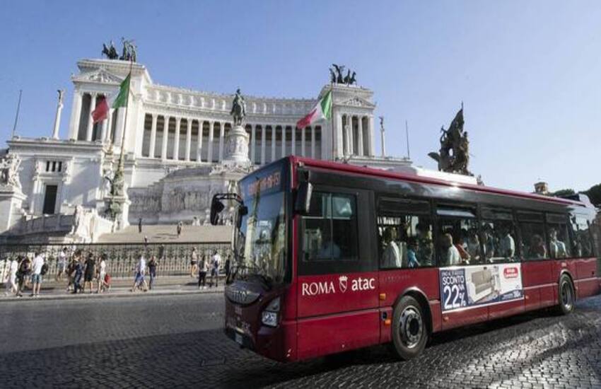 Tracce di Covid sui mezzi pubblici a Roma, Atac e Cotral: “Sanificazioni quotidiane”