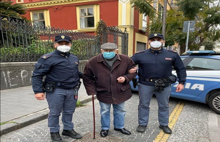 Non sa come raggiungere la Mostra d’Oltremare per vaccinarsi, 89enne di Secondigliano si fa accompagnare dalla polizia: la storia di nonno Antonio