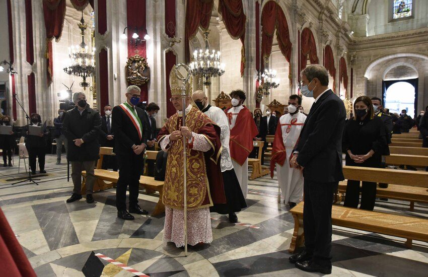 Il cardinale Angelo Bagnasco alla Messa solenne di San Giorgio: “La fede genera uomini liberi e questo non è gradito ai poteri che contano”