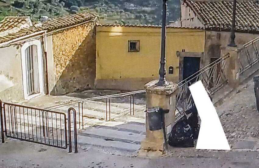 Caltagirone, “sporcacciona” seriale “immortalata” dalle telecamere, per lei 8 multe per 4800 euro