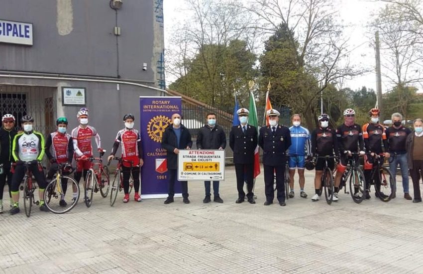 Caltagirone, “Salva ciclisti”, i 10 pannelli consegnati dal Rotary per segnalare la presenza sulla strada di appassionati delle due ruote.