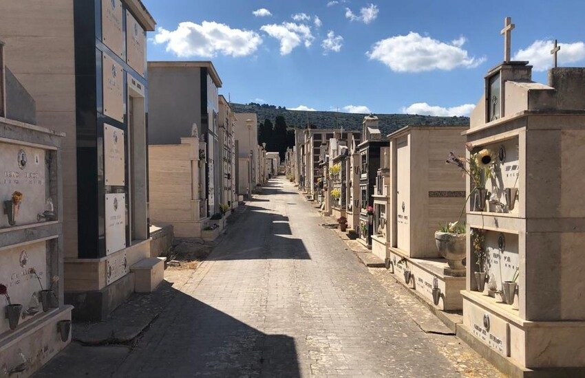 Non solo a Novembre: a Comiso il cimitero e la sua manutenzione sono una priorità tutto l’anno