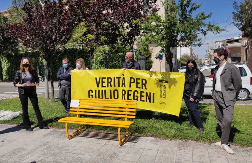Anche a Lecce una panchina gialla per ricordare Giulio Regeni